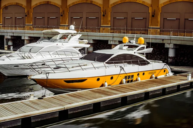 Barcos atracados numa marina, prontos para detalhe de gelcoat