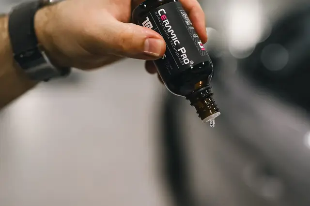 Aplicação de proteção cerâmica na pintura de um carro