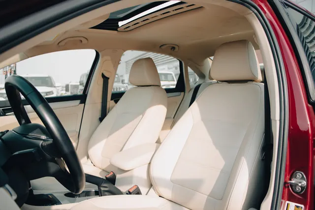 Interior de um carro com o forro do teto e os estofos em bom estado